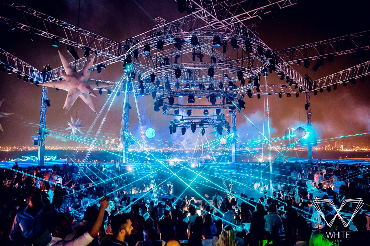 Rooftop club covered by large Eurotruss structure